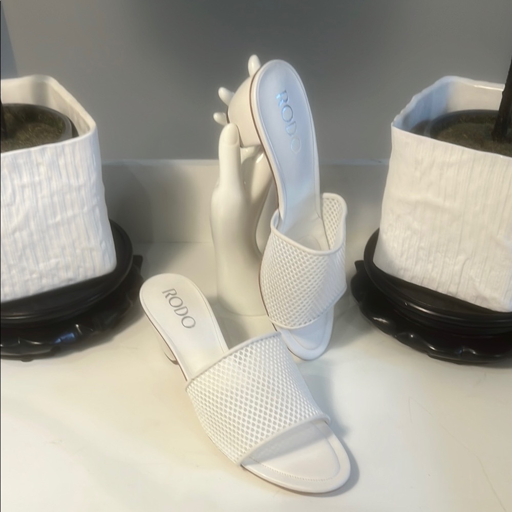 Rodo White Quilted Mules Slip-On Style